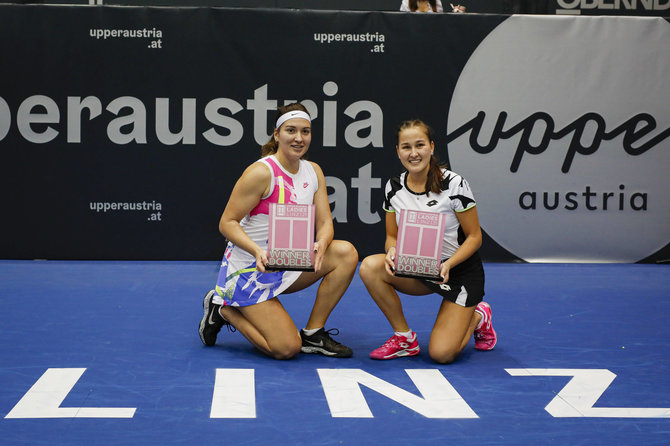 „Scanpix“ nuotr./Natela Dzalamidze (kairėje) ir Kamila Rakhimova (dešinėje) laimėjo WTA turnyrą Lince (Austrija) 2021 metais