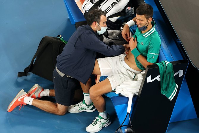 AFP/„Scanpix“ nuotr./Novako Džokovičiaus trauma 2021 metais „Australian Open“ turnyre