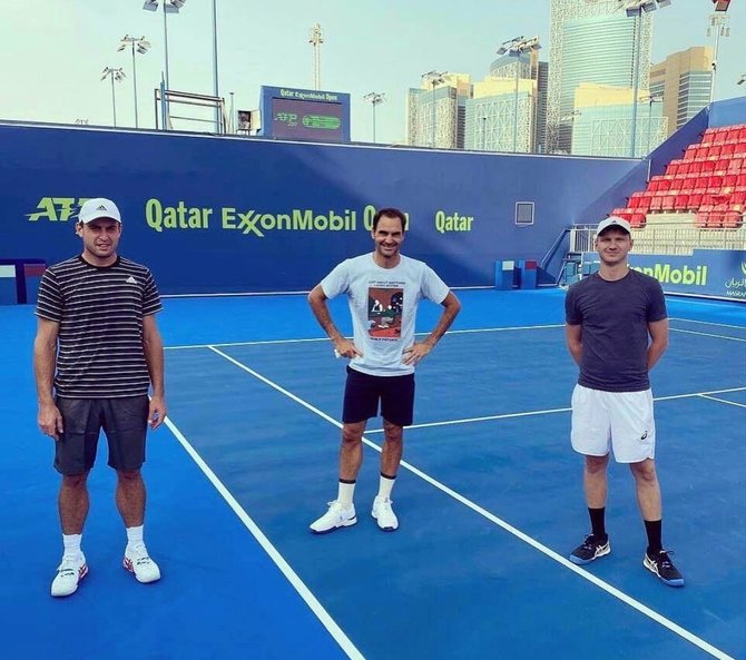 „Twitter“ nuotr./Aslanas Karatsevas (kairėje) su buvusiu treneriu Jegoru Jatsyku (dešinėje) ir Rogeriu Federeriu