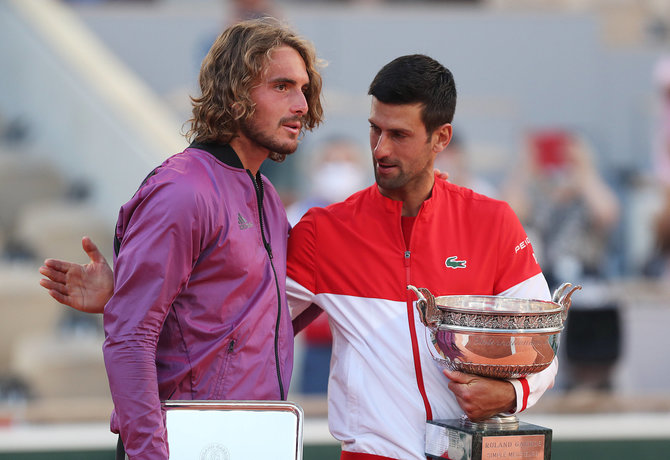 „Scanpix“ nuotr./Stefanos Tsitsipas ir Novakas Džokovičius „Roland Garros“ turnyre 2021 metais