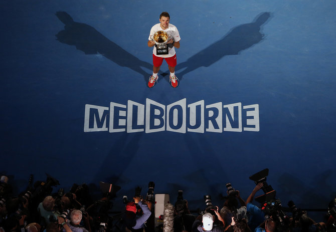 „Scanpix“ nuotr./Stanas Wawrinka su „Australian Open“ trofėjumi 2014 metais