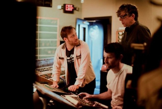 Alysse Gafkjen nuotr./Danas Auerbachas, Patrickas Carney ir garsistas Allenas Parkeris „Easy Eye Sound“ studijoje