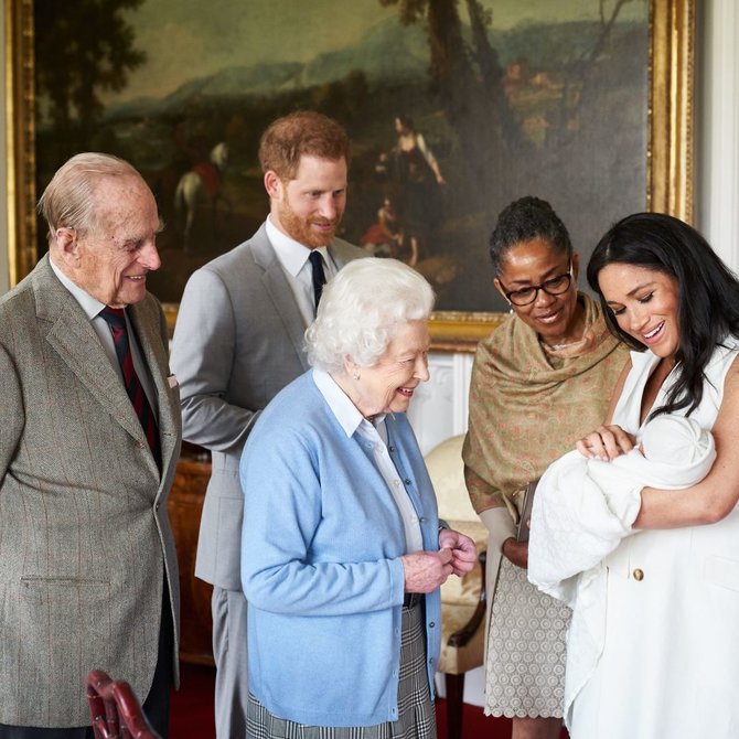 AFP/„Scanpix“ nuotr./Princas Philipas, princas Harry, karalienė Elizabeth II, ant rankų pirmagimį Archie Harrisoną Mountbatteną-Windsorą laikanti Sasekso hercogienė Meghan Markle ir jos mama Doria Ragland