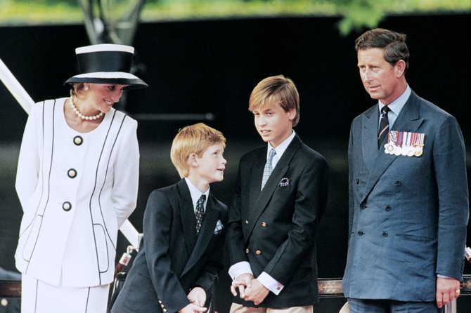 „Scanpix“ nuotr./Princesė Diana su sūnumis Harry, Williamu ir princu Charlesu 1995-aisiais