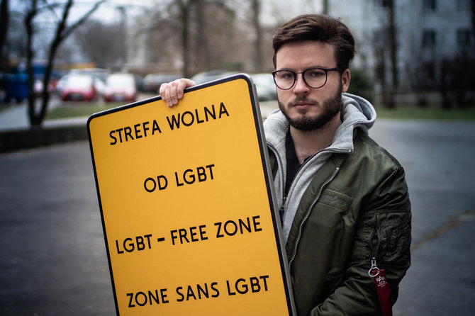 Przemyslawo Stefaniako nuotr./ Bartas Staszewskis laikantis „be LGBT“ zonos ženklą