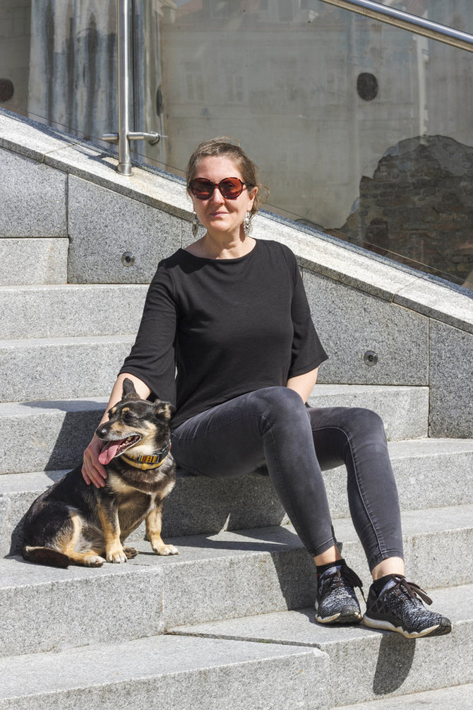 Asmeninio archyvo nuotrauka/Ventė Viteikaitė su šuniuku Pupa