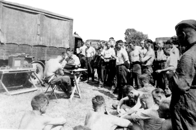 Leidyklos nuotr./Vokiečių kariai skiepijami prieš pat įsiveržimą į SSRS teritoriją. 1941 m. birželis.