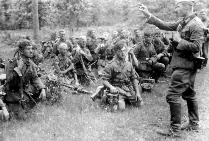 Leidyklos nuotr./Vokiečių kariai skiepijami prieš pat įsiveržimą į SSRS teritoriją. 1941 m. birželis.