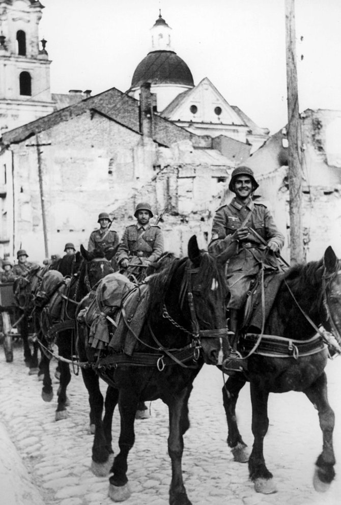 Leidyklos nuotr./Ispanų savanoriai įžengia į Gardiną