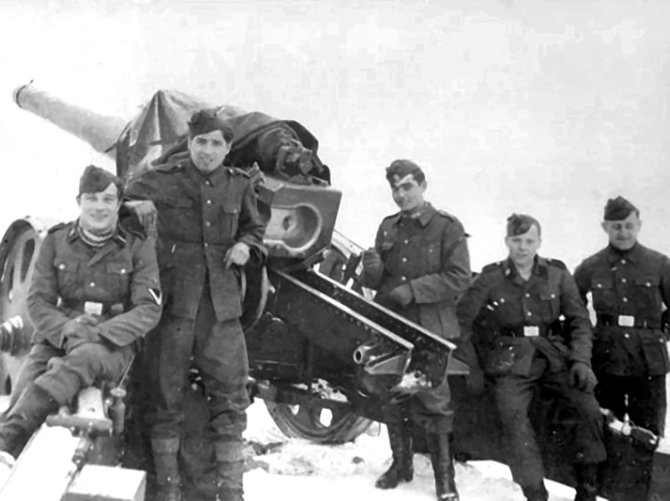 Leidyklos nuotr./Ispanų artileristai ir jų kolegos – vokiečių Waffen-SS kariai Rytų fronte