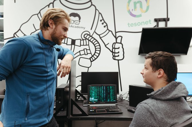  SOS vaikų kaimo nuotr./SOS vaikų kaimų jaunuolis Lukas (dešinėje) su CodeAcademy dėstytoju Luku Vaicekausku