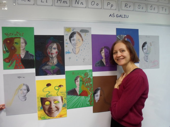 Asmeninio archyvo nuotr./Birutė Mar prie Karalienes Mortos mokykloje vaiku sukurtų savo portretų