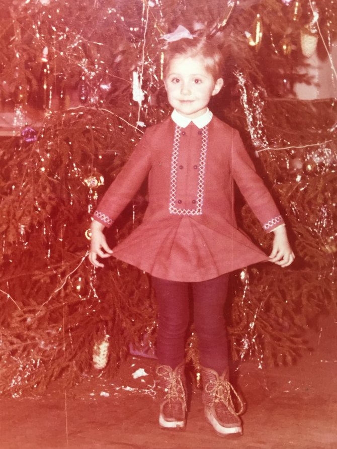 Asmeninio archyvo nuotr./Birutė Mar vaikystės nuotrauka prie Kalėdų eglutes