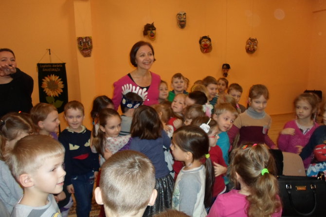Asmeninio archyvo nuotr./Birutė Mar su vaikais Vilniaus vaikų darželyje „Saulegrąža“ 