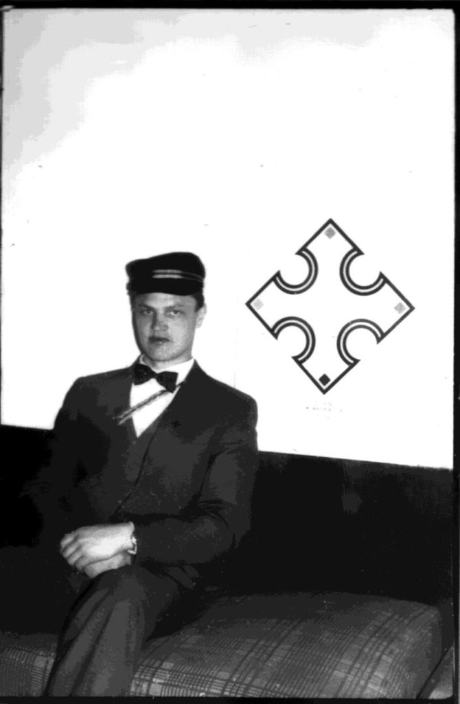 Korporacijos "Tilia" archyvo nuotr./Filisteris Algirdas Jokubauskas-Mažylis. Korporacija Iš pradžių teturėjo vos vieną kepurėlę, kuria dalinosi visi korporantai.