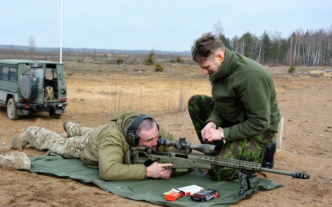 G.Maurico nuotr./Gaižiūnų poligone Jurijus išbandė Lietuvos kariuomenėje naudojamą snaiperio šautuvą AXMC
