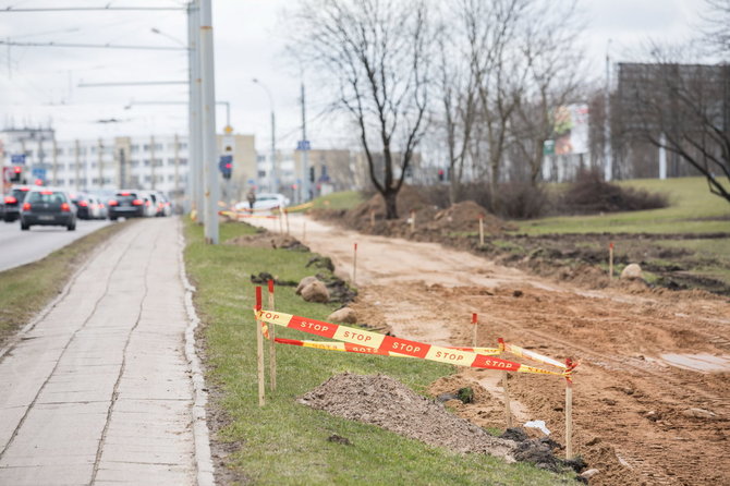 Sauliaus Žiūros nuotr./Vilniuje tiesiamas naujas dviračių takas.