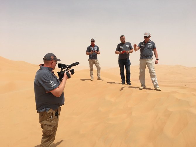 Organizatorių nuotr./A.Juknevičius išbandė naują bolidą Jungtinių Arabų Emyratų kopose