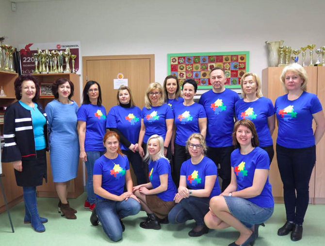 Dovilų mokyklos nuotr./Dovilų mokyklos pedagogai mini autizmo dieną
