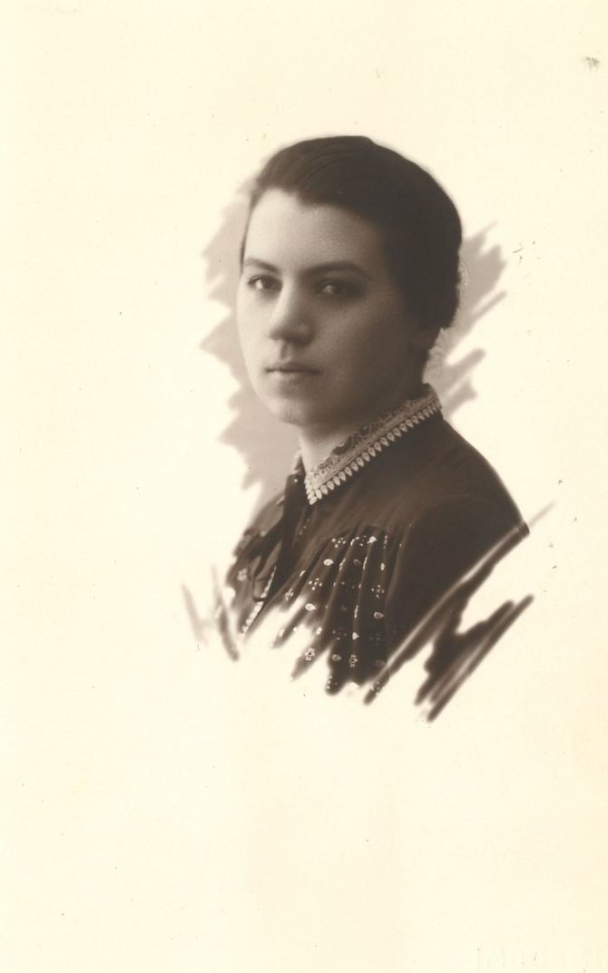 Šakenių šeimos arch. nuotr./Būsimoji Prezidento kanceliarijos stenografė-mašininkė V.Šakenytė. 1915 m.