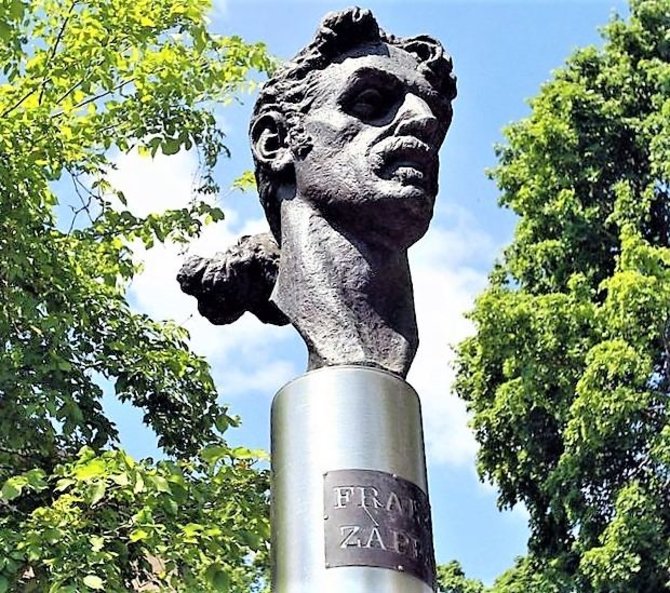 Asmeninio archyvo nuotrauka/„Daugiakultūriame Vilniuje paminklas pasaulio muzikantui Frankui Zappai žymi naują posovietinės šalies istorijos tarpsnį“, - sakė vienas jo kūrėjų Saulius Pilinkus
