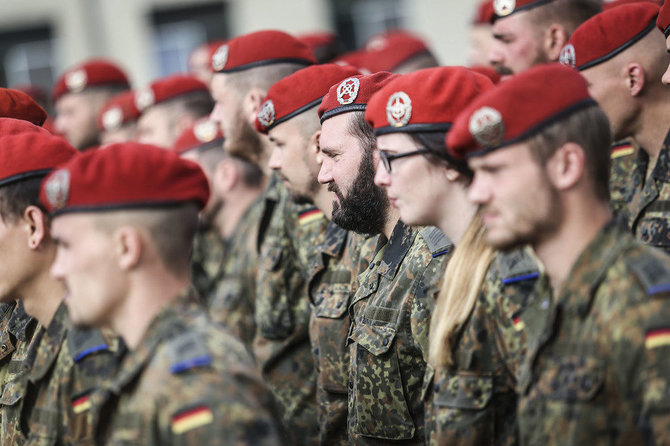 Ievos Budzeikaitės nuotr./Vyks Lietuvoje dislokuotos NATO Priešakinių pajėgų kovinės grupės vadų pasikeitimo ceremonija