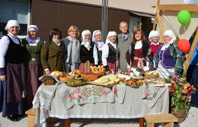 Rūtos Averkienės nuotr./Grybų šventė: meras su Krivilių ansambliu