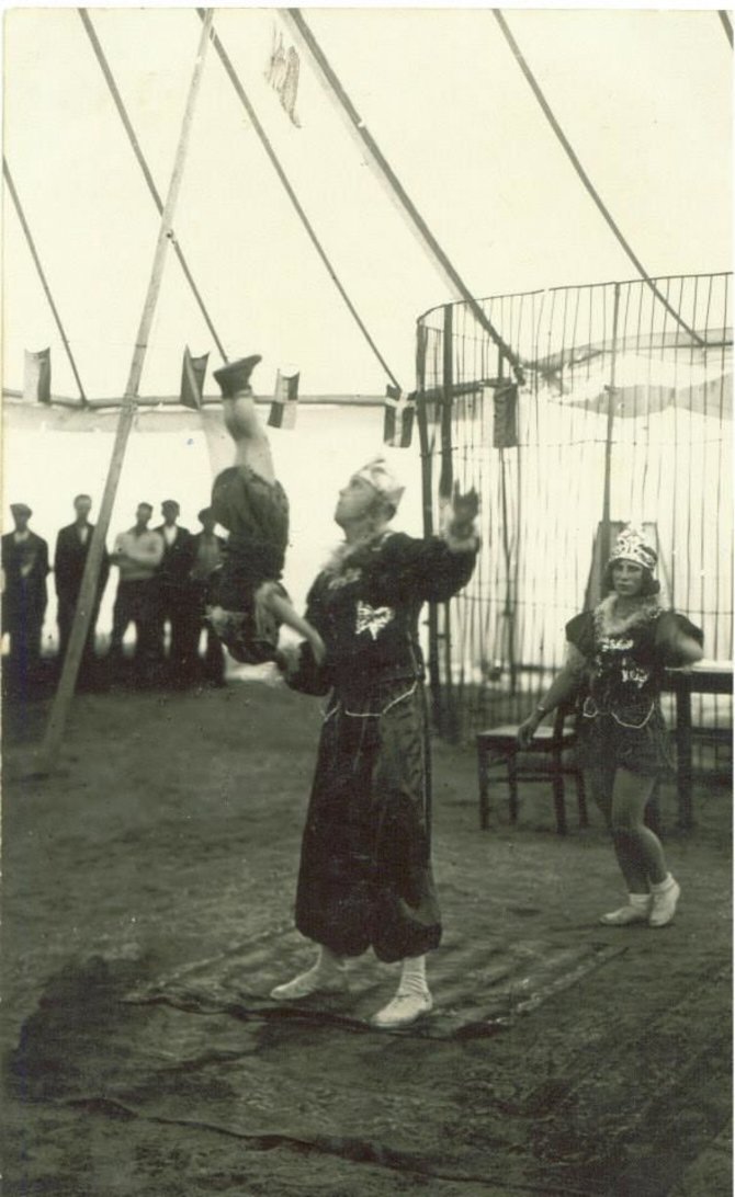 Asmeninės A.Jancevičiaus kolekcijos nuotr./Francas ir Otilija Černiauskai Karado cirke 1935 m. Ant tėvo delno - būsimoji pasaulinė garsenybė Zigmundas Černiauskas.