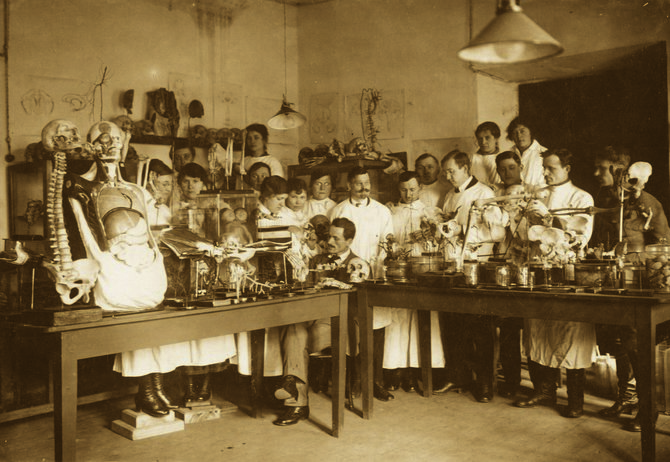 Iš LSMU Lietuvos medicinos ir farmacijos istorijos muziejaus rinkinių./Aukštųjų kursų Medicinos skyriaus anatomijos darbai. Centre sėdi lektorius Jurgis Žilinskas. 1921 m. 