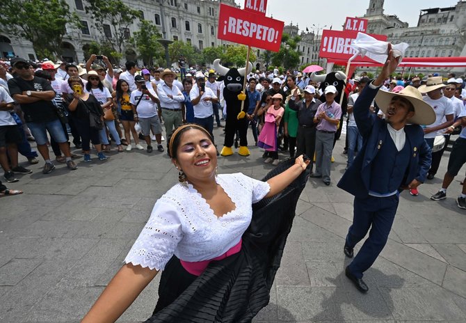 AFP/„Scanpix“ nuotr./Peru tūkstančiai demonstrantų reikalavo išsaugoti koridą ir gaidžių kautynes