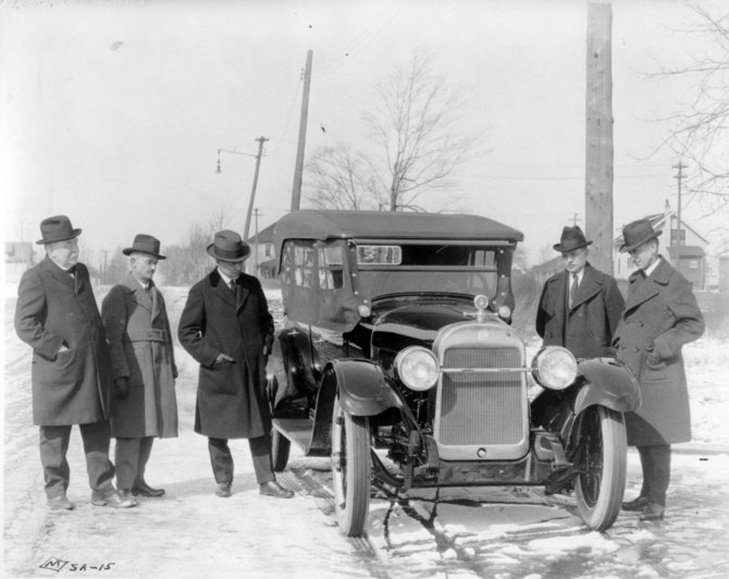 Wikimedia Commons nuotr./1923-ieji. Grupelė vyrų apžiūrinėja Buick automobilį. Tikriausiai galvoja: „nu ar tikrai man jo reikia?“