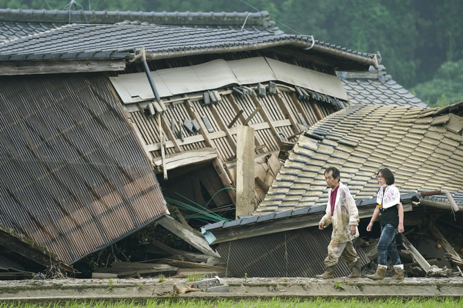 „Scanpix“/AP nuotr./Smarkūs potvyniai ir purvo nuošliaužų keliamas pavojus sekmadienį trukdė vykdyti paieškos ir gelbėjimo operacijas Japonijos pietuose