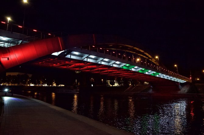 Kastyčio Mačiūno nuotr./Libano vėliavos spalva nušviesti Vilniaus tiltai