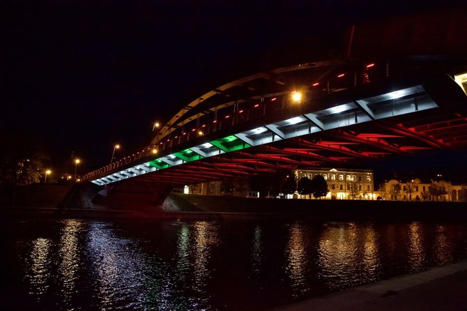 Kastyčio Mačiūno nuotr./Vilnius palaiko Beirutą: Libano vėliavos spalva nušviesti Vilniaus tiltai
