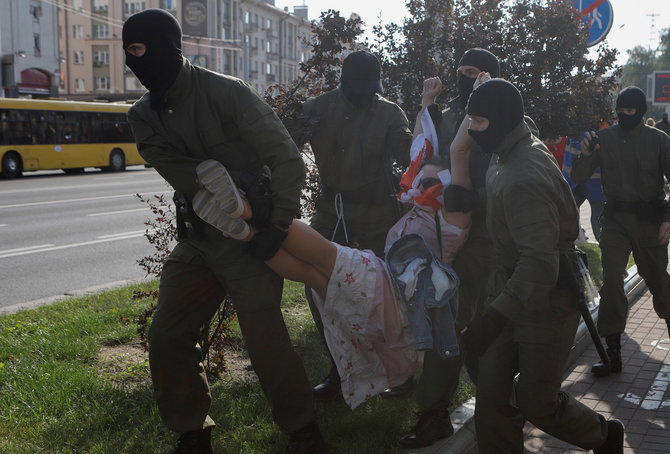 „Reuters“/„Scanpix“ nuotr./Minske sulaikomi nesankcionuotos akcijos dalyviai