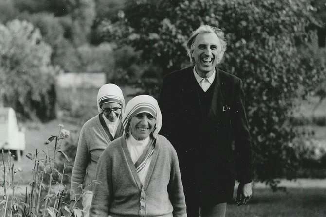 Tarptautinės „Arkos“ bendruomenių federacijos nuotr./J.Vanier ir Motina Teresė. 1974 m.