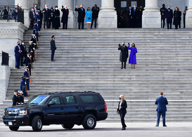 „Scanpix“ nuotr./Naujasis JAV prezidentas J.Bidenas įžengė į Baltuosius rūmus