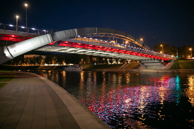 Sauliaus Žiūros nuotr./Solidarumo su baltarusiais dieną – nušvis Vilniaus tiltai, sklinda palaikymo žinutės