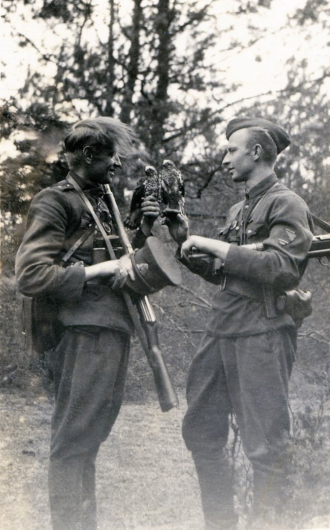  G.Pigagaitės nuotr./Tuometinis Dainavos apygardos Merkio rinktinės vadas A. Ramanauskas-Vanagas (kairėje) su savo pavaduotoju Albertu Perminu-Jūrininku, 1947 m.
