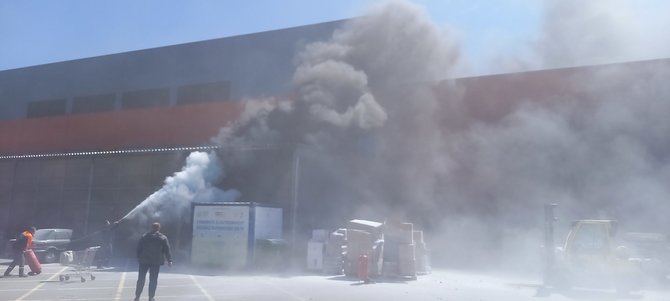 15min skaitytojo nuotr./Kauno prekybos centre „Mega“ – juodi dūmai ir greitai suvaldytas gaisras