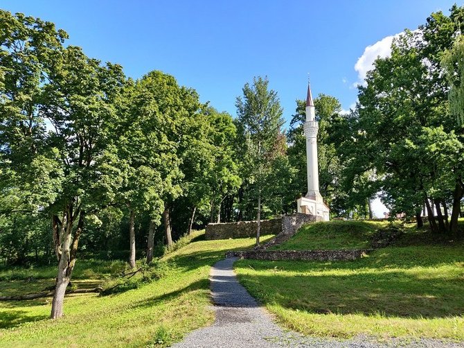 Algimanto Barzdžiaus/ „Rinkos aikštės“ archyvo nuotr./Kaip pasakojo istorikas, po 1863 m. sukilimo Kėdainių dvarą perėmė liuteronas Eduardas Totlebenas, kuris buvo gana tolerantiškas įvairių religijų atžvilgiu. Jo rūmų parke stovėjo nedidelės rusų ir bulgarų cerkvės bei musulmonų mečetė. Tačiau iki šių dienų išlikęs yra tik minaretas. Mečetė iki šių di