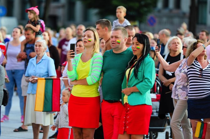 SBA grupės nuotr./Kauniečiai himną giedojo susirinkę Vienybės aikštėje