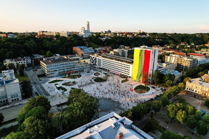 SBA grupės nuotr./Kauniečiai himną giedojo susirinkę Vienybės aikštėje