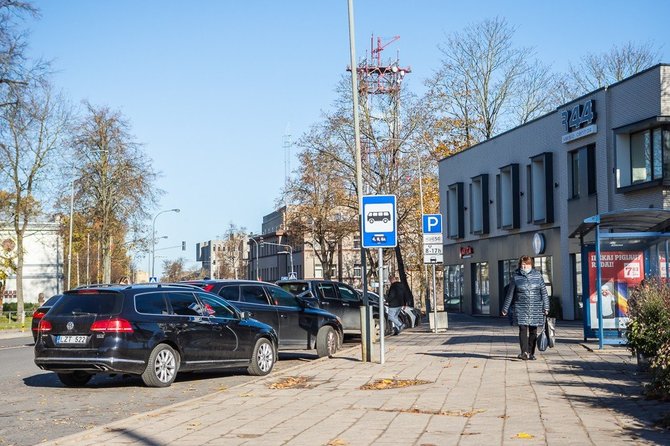 Rimvydo Ančerevičiaus nuotr./Panevėžyje autobusų stotelės virsta automobilių stovėjimo aikštelėmis