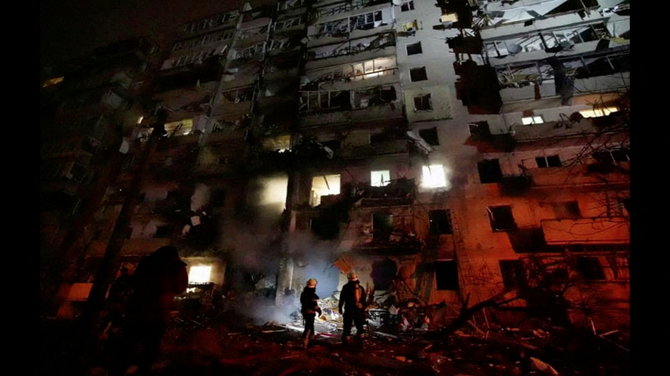 „Reuters“/„Scanpix“ nuotr./Karas Ukrainoje: ugniagesiai dirba prie sugriauto namo