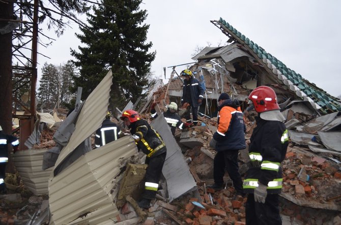 Ukrainos nepaprastųjų situacijų tarnybos nuotr./Iš griuvėsių Borodiankoje jau ištraukta apie 40 kūnų