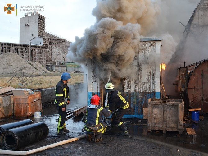 Ukrainos valstybinės nepaprastųjų situacijų tarnybos nuotr./Po Rusijos atakos Mykolajivo grūdų sandėliuose kilo gaisras