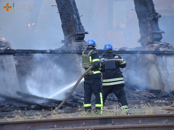 Ukrainos valstybinės nepaprastųjų situacijų tarnybos nuotr./Po Rusijos atakos Mykolajivo grūdų sandėliuose kilo gaisras