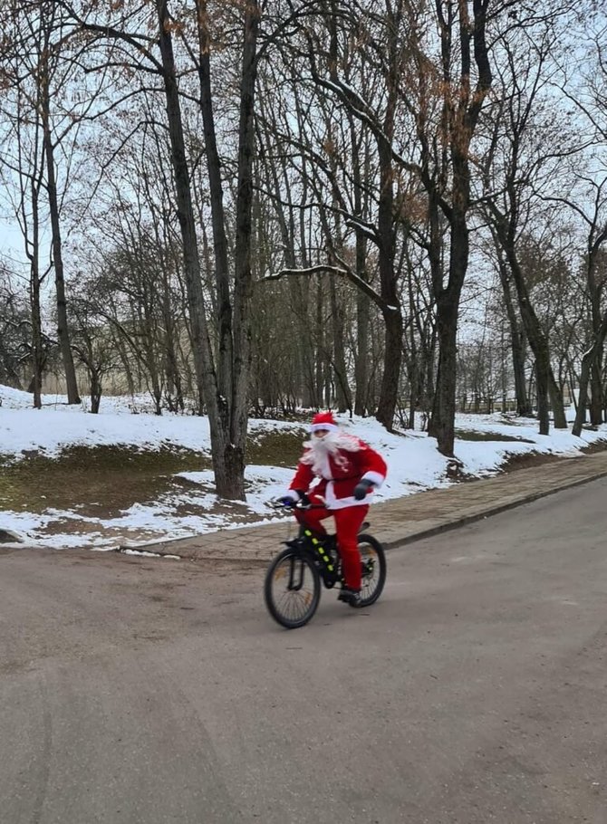 Kėdainiečių nuotr./Kėdainių miesto gyventojai pastebėjo dviračiu važinėjantį Kalėdų Senį