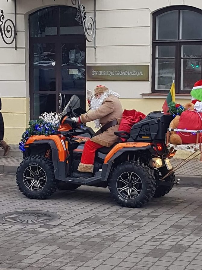 Kėdainiečių nuotr./Kėdainiečius linksmino ir keturračiu važinėjęs Kalėdų Senelis